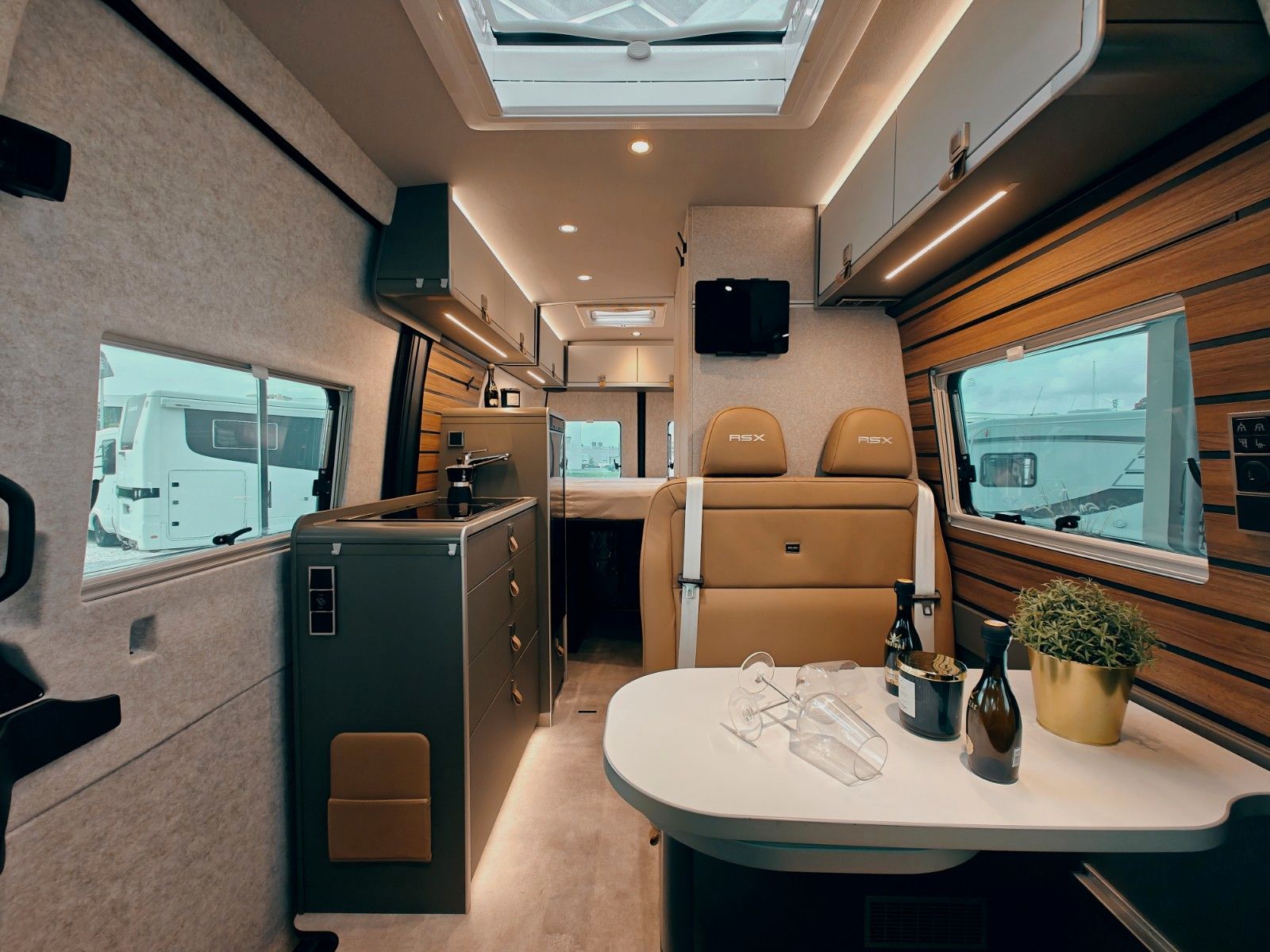 Fahrzeugabbildung HYMER / ERIBA / HYMERCAR GRAND CANYON S MB 600 4x4² RSX - TRIPLE CARBON