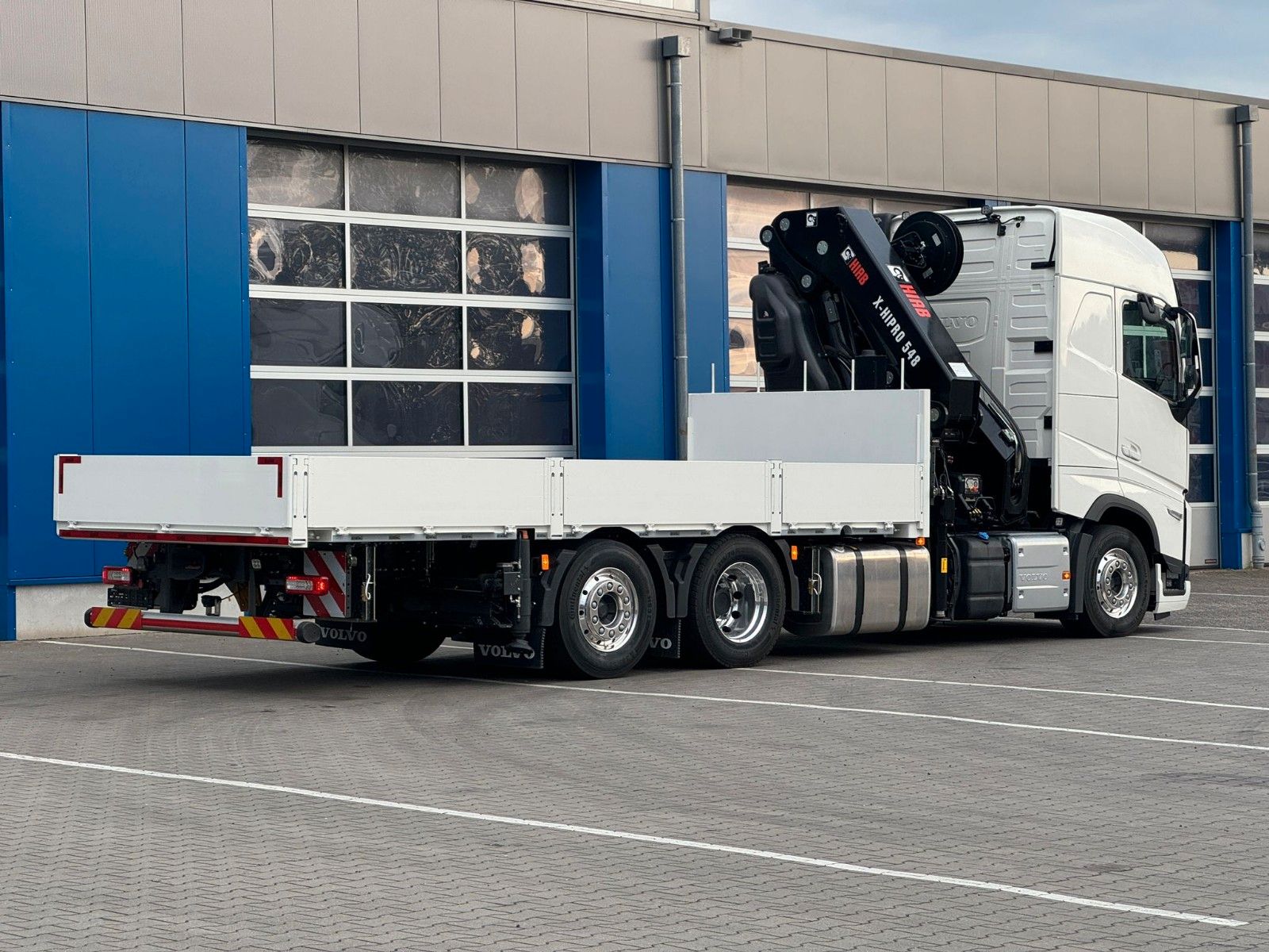 Fahrzeugabbildung Volvo FH 500 Pritsche Plateau mit HIAB 548 E-8 / 6x2