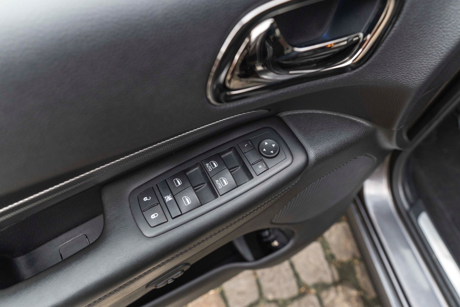 Fahrzeugabbildung Dodge Durango 5,7L LPG AWD CARPLAY LED NAV KAM ALPINE