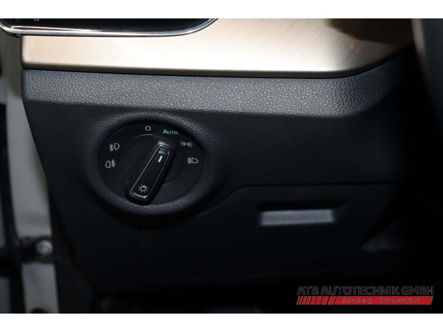 Fahrzeugabbildung SKODA Kamiq 1.0l TSI Style AHK-klappbar Navi  LED