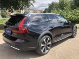Volvo V60CC Ultimate B4 AWD Panoramdach - mit Diesel-Antrieb: Schwarz, Leichtmetallfelgen