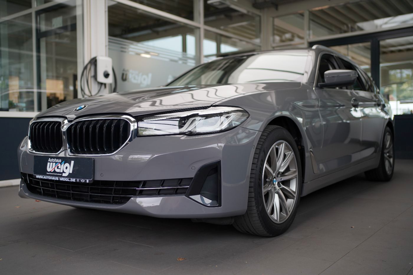 Fahrzeugabbildung BMW 520dA xDrive 3xKlima+Glasdach+LED+ParkAssist+AHK