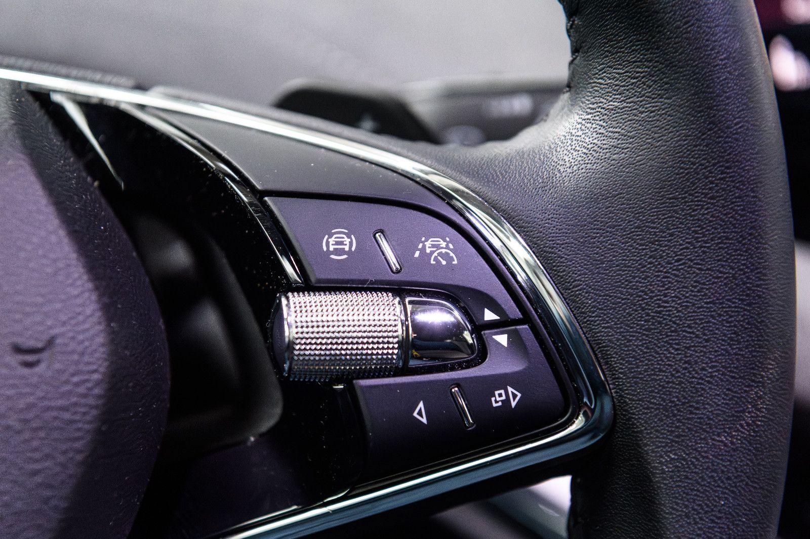 Fahrzeugabbildung SKODA Enyaq 60 Loft MATRIX-LED+RFK+NAVI+KEYLESS+SZH