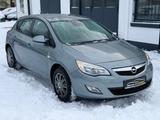 Opel Astra J 1.6 Lim. PDC / AHK / TEMPOMAT - Opel Astra aus 2010: 1.6