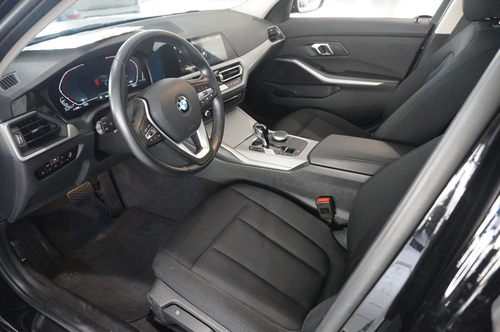 Fahrzeugabbildung BMW 318D TOURING ADVANTAGE NAVI/LED/VIRTUAL/SHZ/DAB+