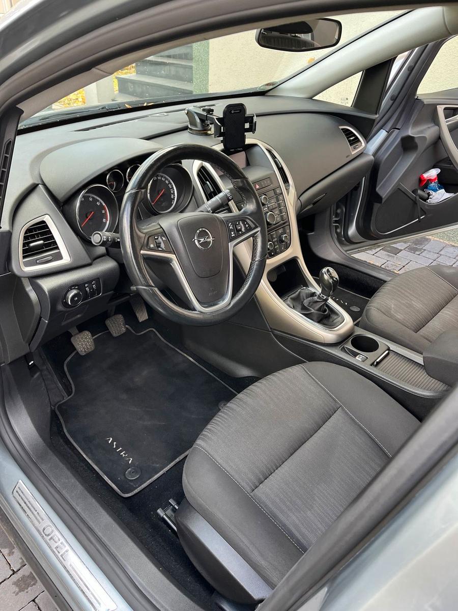 Opel Astra 2011 — photo 6