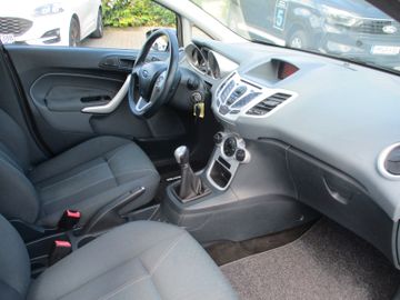 Ford Fiesta Titanium PDC + Klimaaut. + Beh. WSS