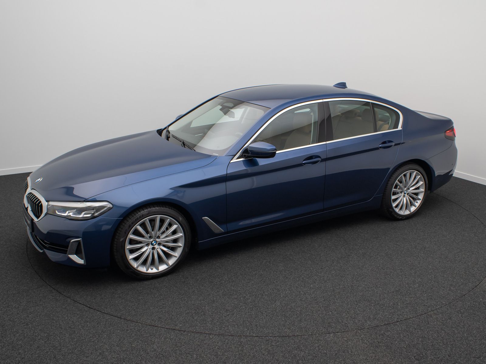 Fahrzeugabbildung BMW 530d xD LuxuryLine H/K DAB Komfort Alarm AHK ACC