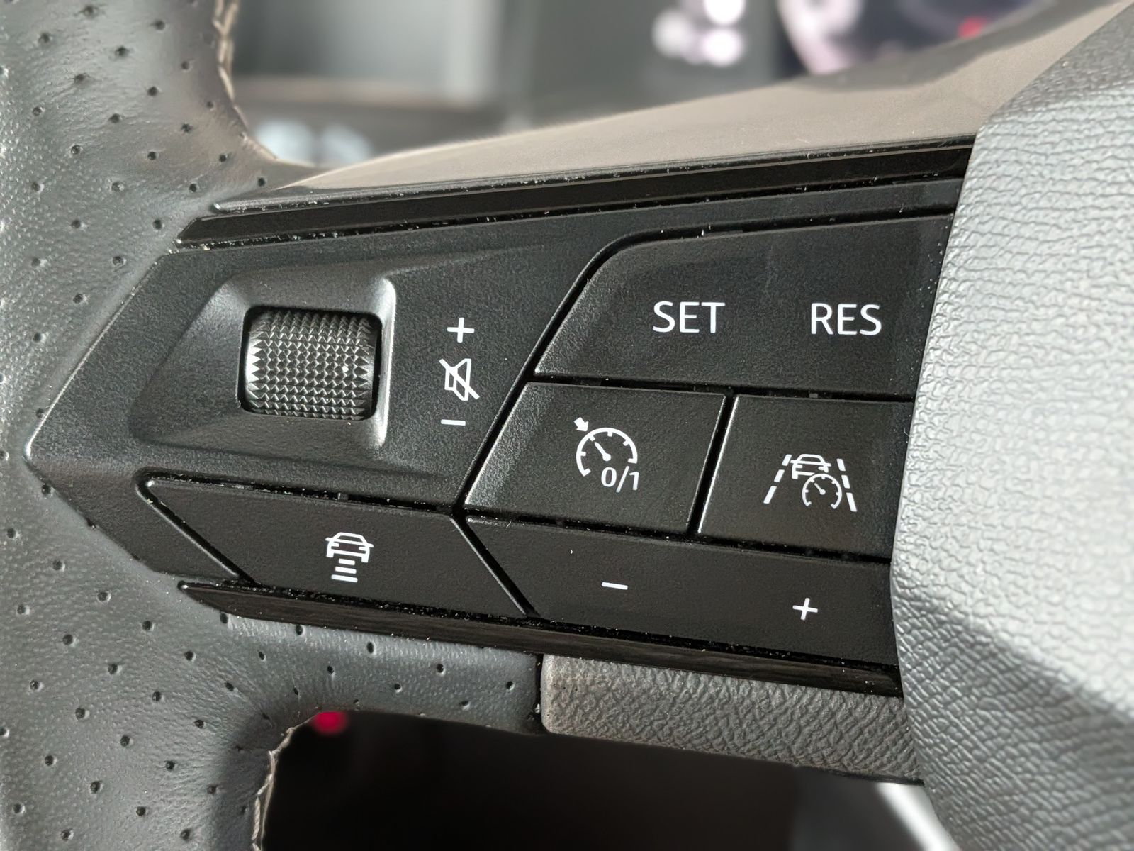 Fahrzeugabbildung SEAT Arona 1.5 TSI FR-LINE Black AHK*ACC*KAMERA*LED