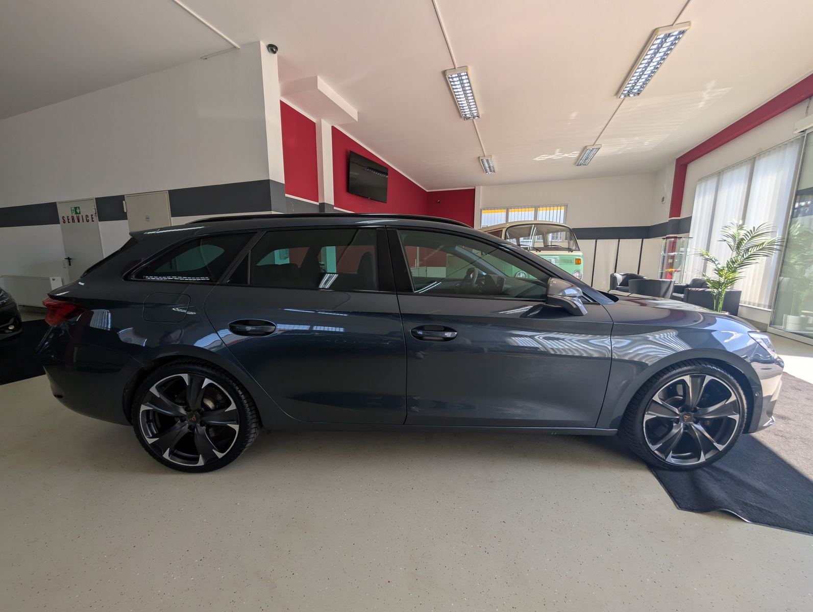 Fahrzeugabbildung CUPRA Leon VZ 4Drive ACC MATRIX-LED KAM PANO CARPLAY