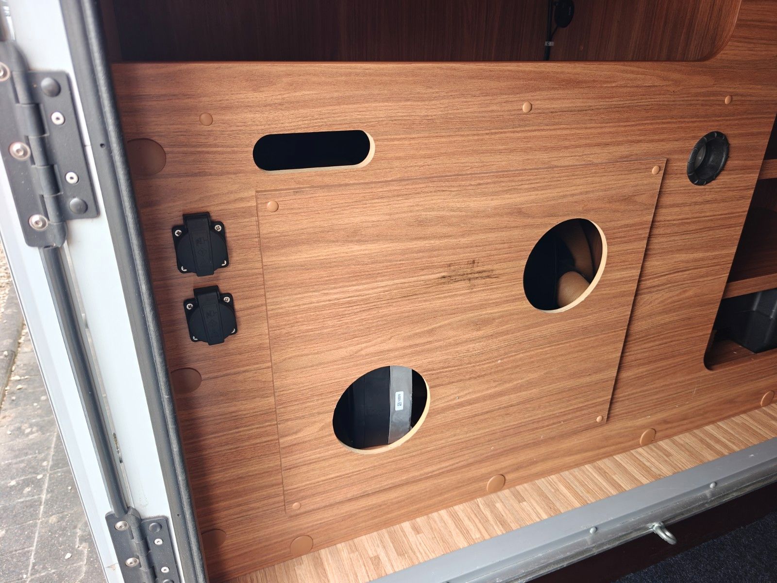 Fahrzeugabbildung Carado T-334 - Hubbett, SAT, TV, Navi, Markise -
