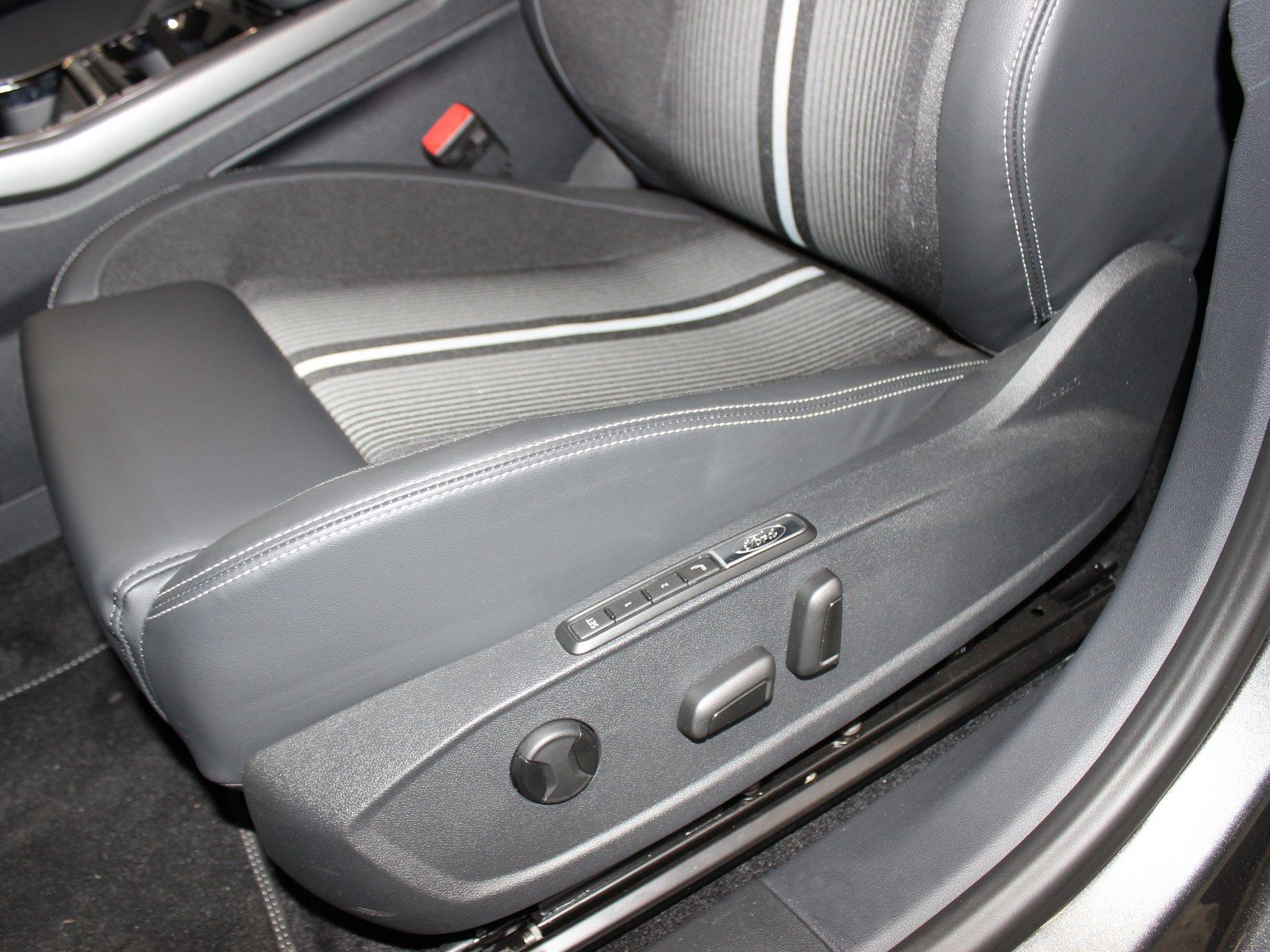 Fahrzeugabbildung Ford Capri 210 kW RWD Select