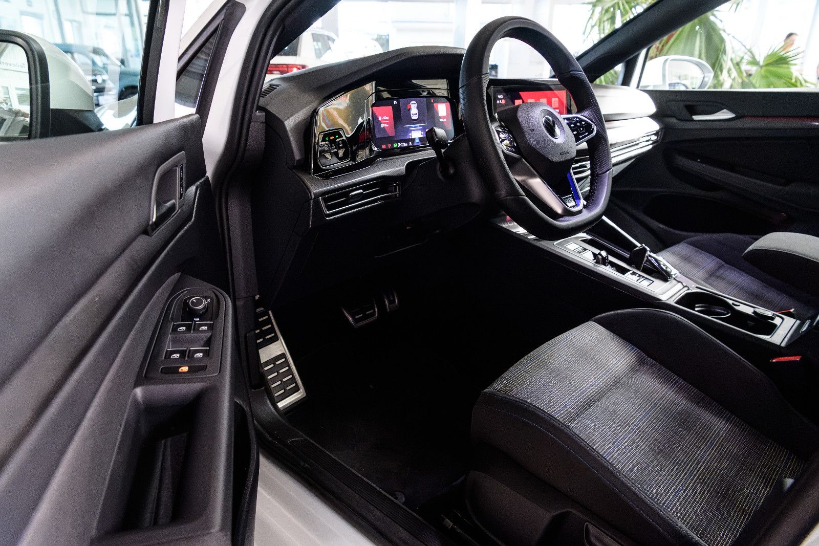 Fahrzeugabbildung Volkswagen Golf VIII Lim. GTE eHybrid +DSG+Navi+ACC