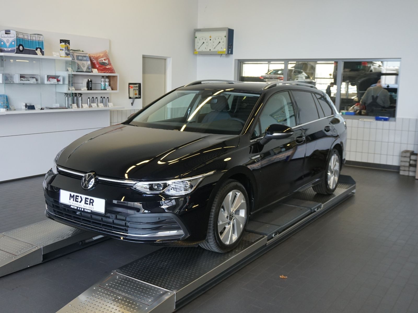 Fahrzeugabbildung Volkswagen Golf VIII Variant Style 1.5 eTSI DSG *AHK, LED,