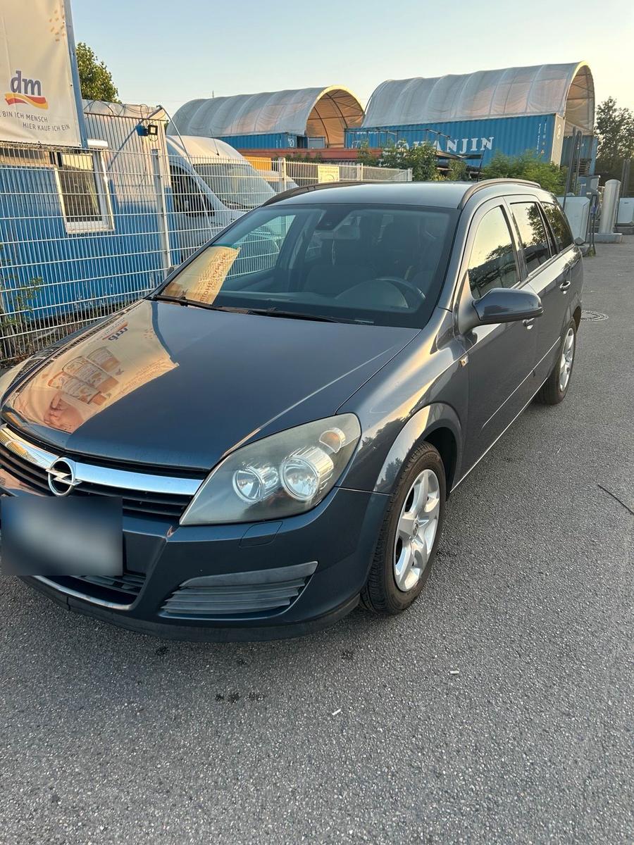 Opel Astra 2006 — rear view