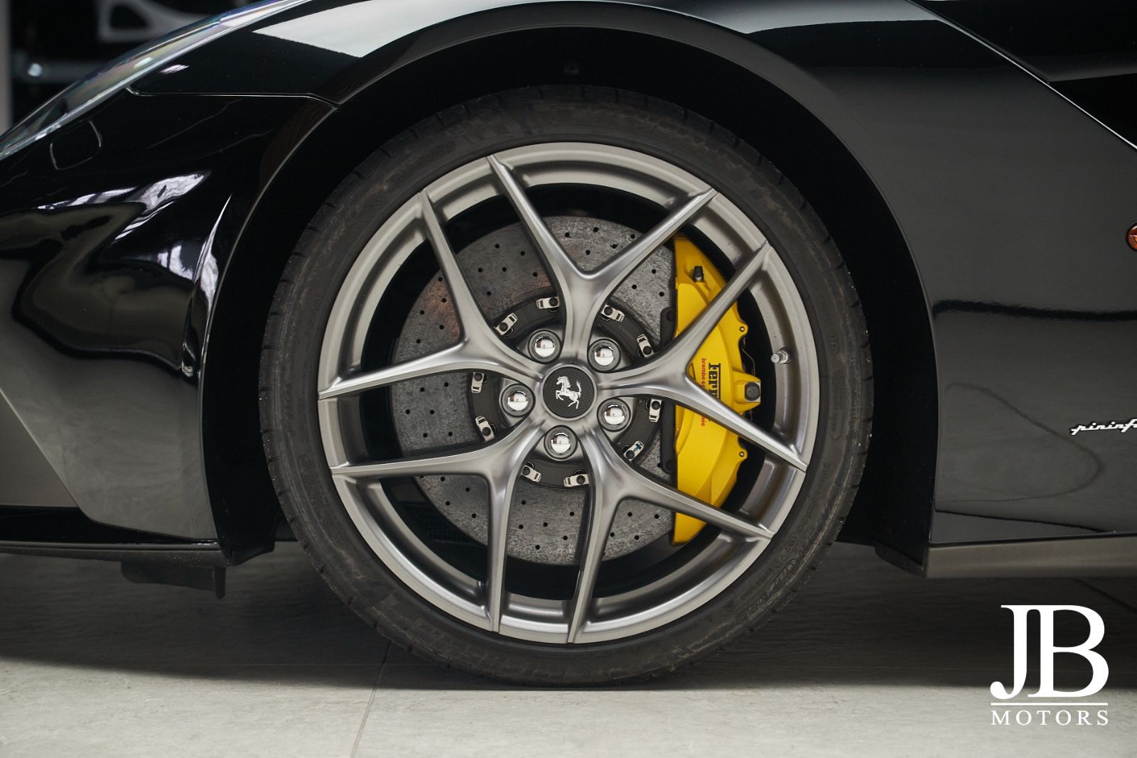 Fahrzeugabbildung Ferrari F12 Carbon Lift LED JBL Kamera Electric Seats