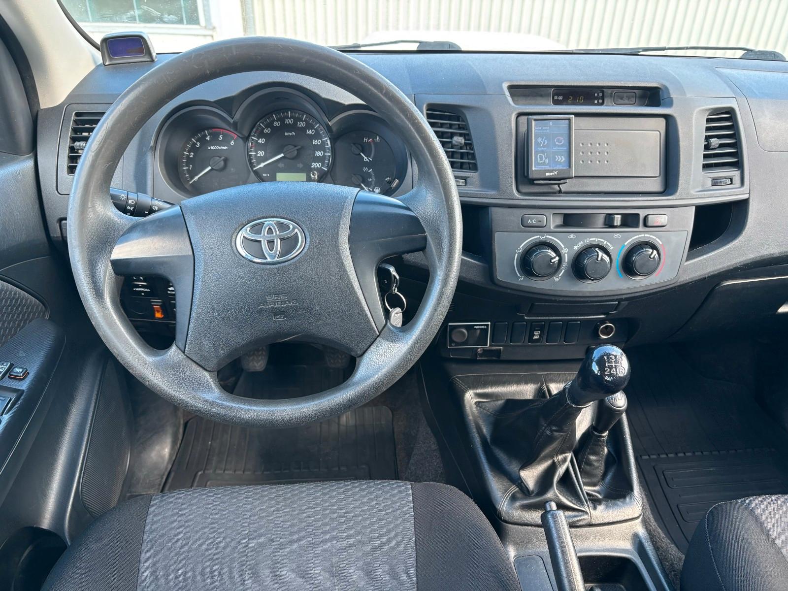 Toyota Hilux Double Cabine 2.5 144ch BVM - Carnet entretien - Attelage - Pneus toutes saisons
