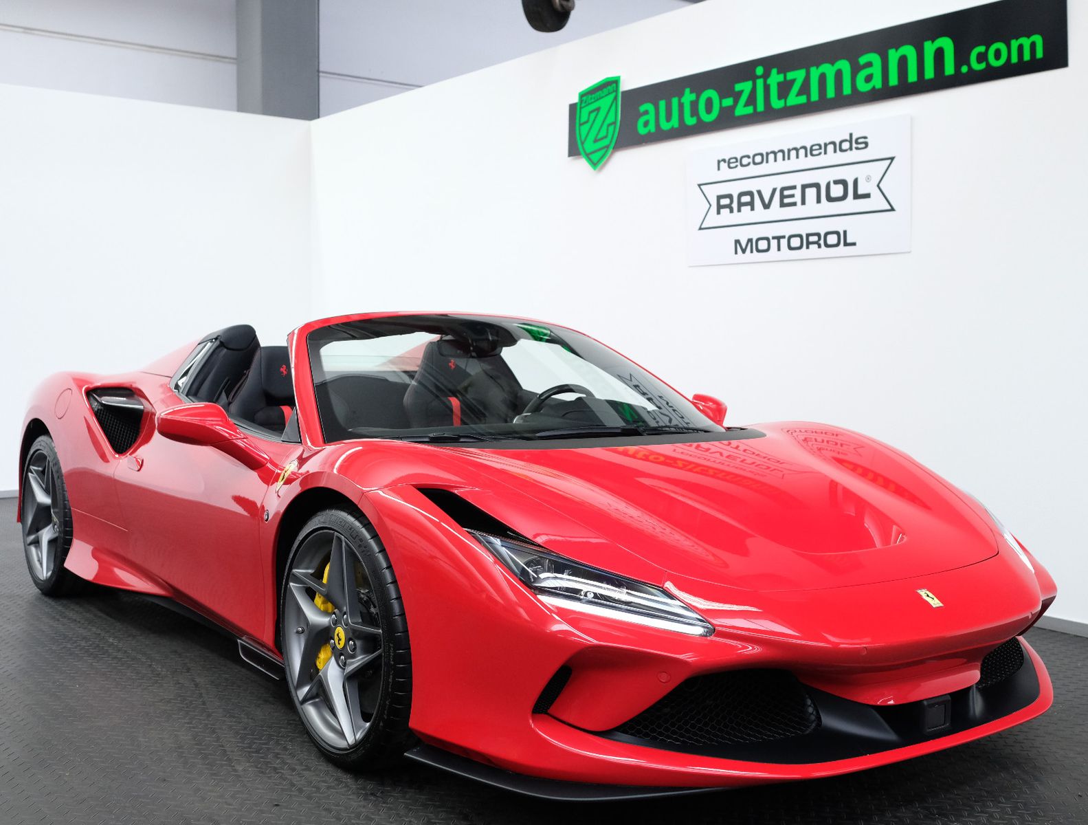 Fahrzeugabbildung Ferrari F8 Spider/CARBON/LIFT/PASSENGER DISPL/RACING/JBL