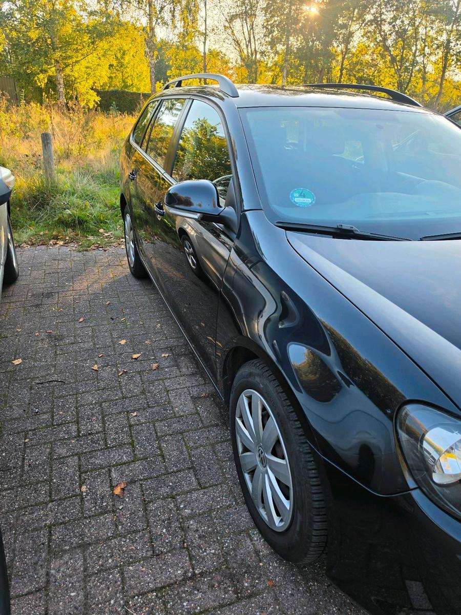 Volkswagen Golf 2010 — interior