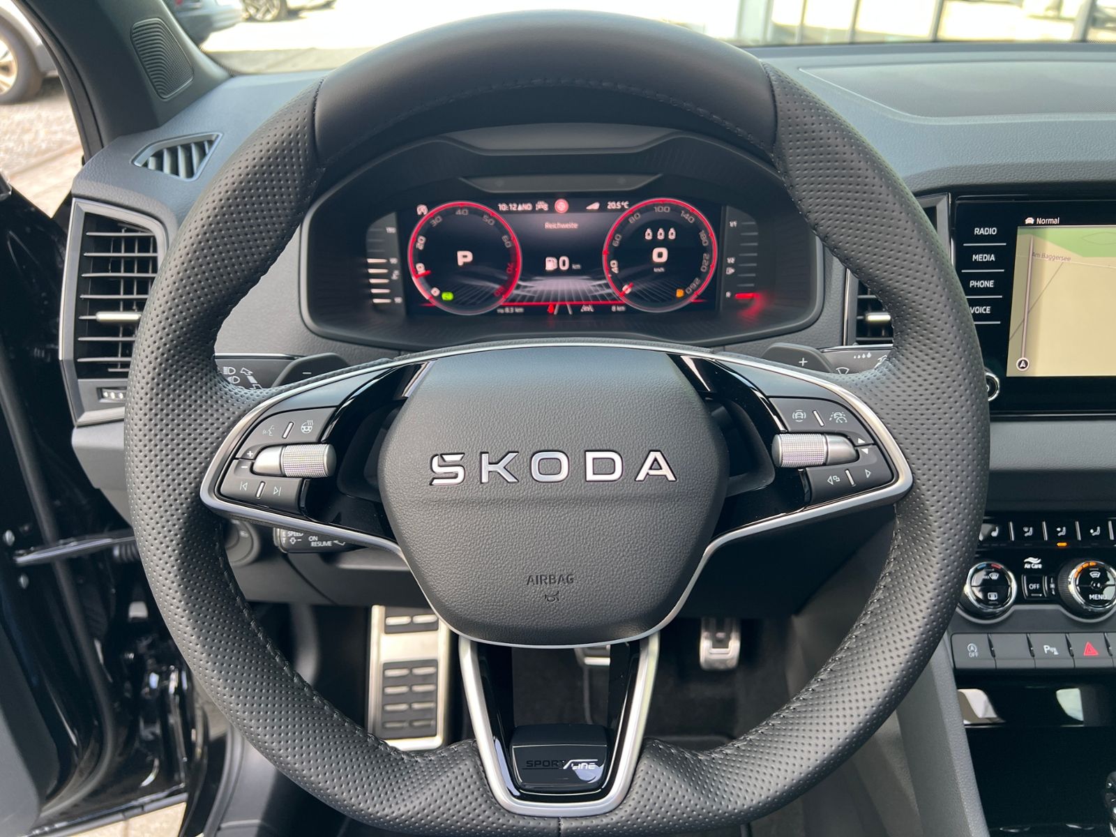 Fahrzeugabbildung SKODA Karoq Sportline 2.0 TSI 4x4 DSG *Panorama, AHK,