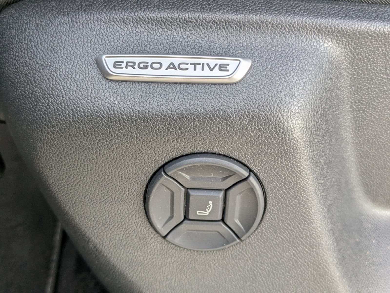 Fahrzeugabbildung Volkswagen Tiguan 2.0 TDI 4M R-Line PANO*H&K*AHK*MATRIX*20"