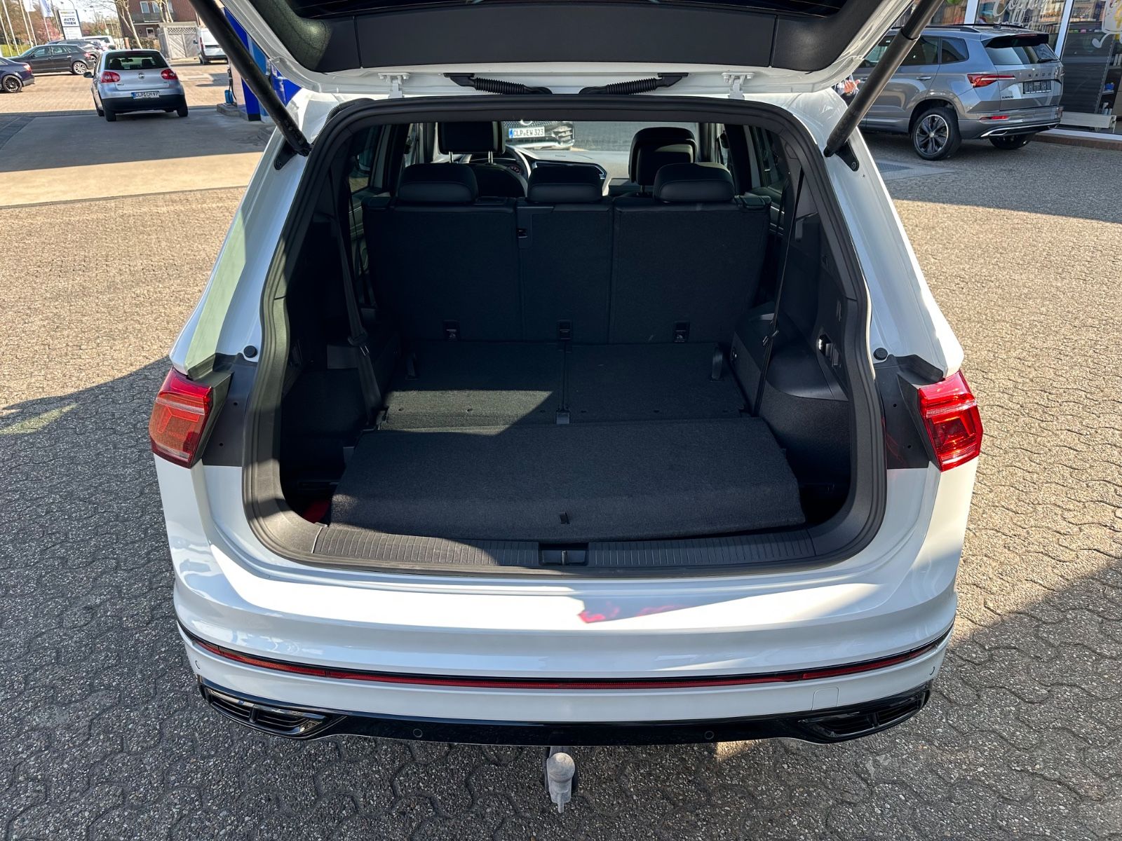 Fahrzeugabbildung Volkswagen Tiguan Allspace 2.0 TDI 4M R-Line Pano/AHK/7-Sit