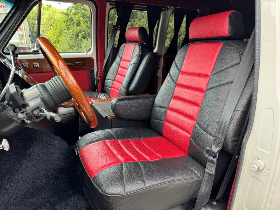 Fahrzeugabbildung Chevrolet Chevy Van G20 5.7 V8 Tiara komplett gemacht