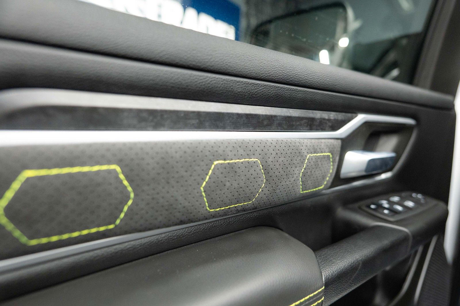 Fahrzeugabbildung Dodge RAM 5.7 V8 HEMI 4x4 OFFROAD Night-Paket LONGBED