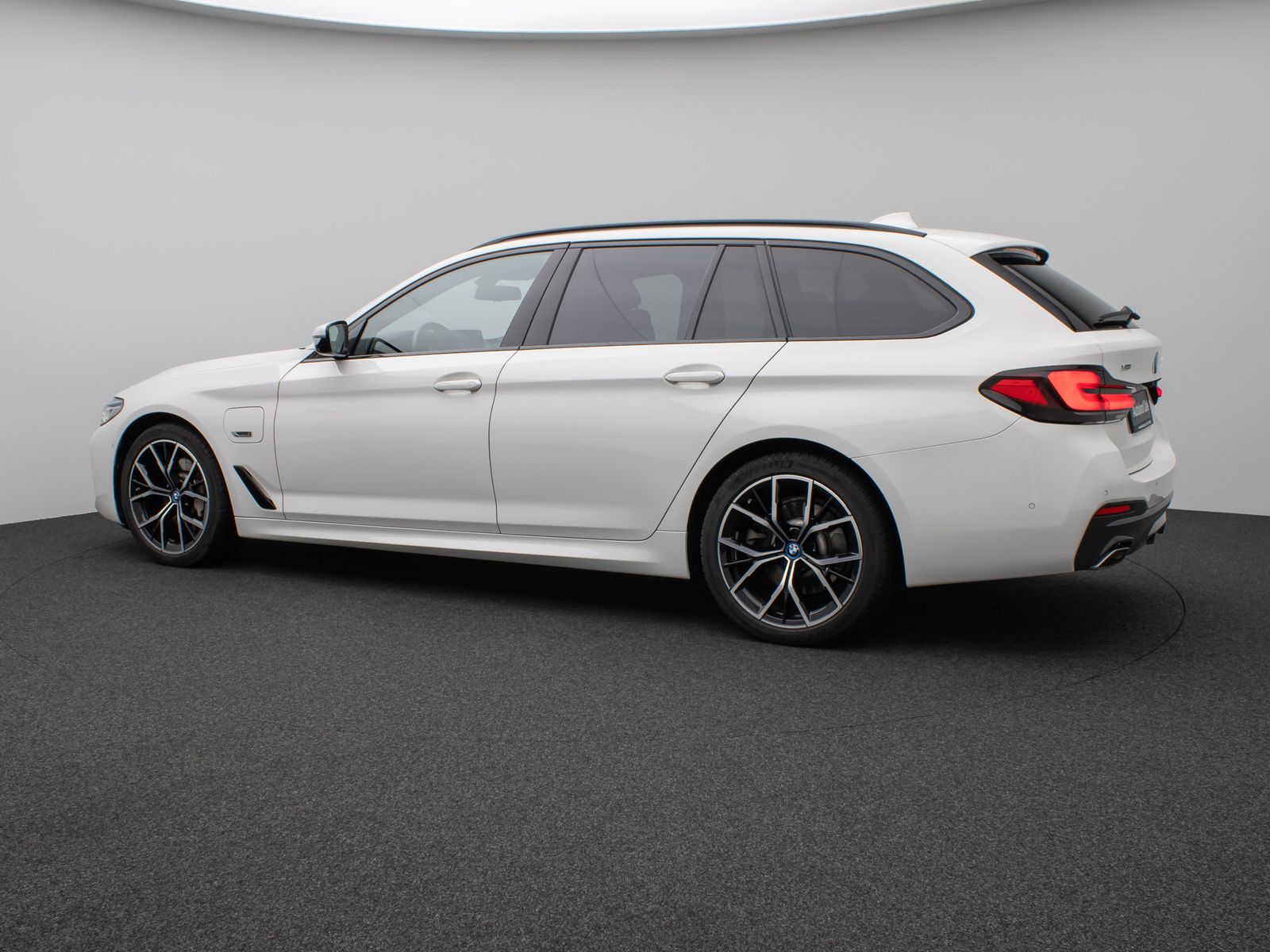 Fahrzeugabbildung BMW 530e xD M Sport 360°Laser HUD DAB H/K AHK Komfor