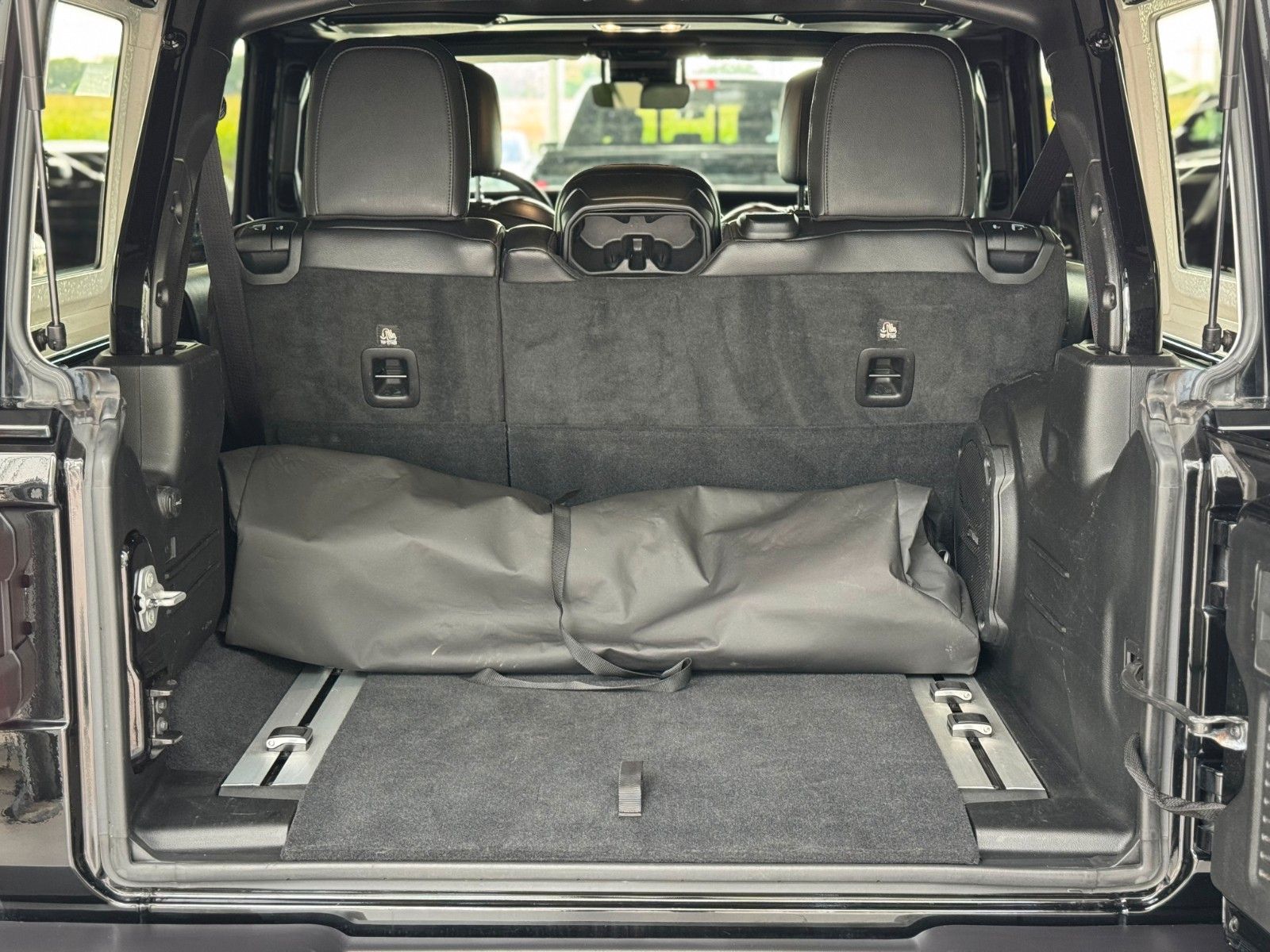 Fahrzeugabbildung Jeep Wrangler Unlimited 2.0 T-GDI Night Eagle Sky One