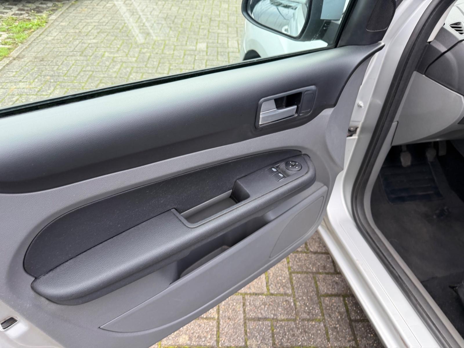 Ford Focus 2010 — photo 6