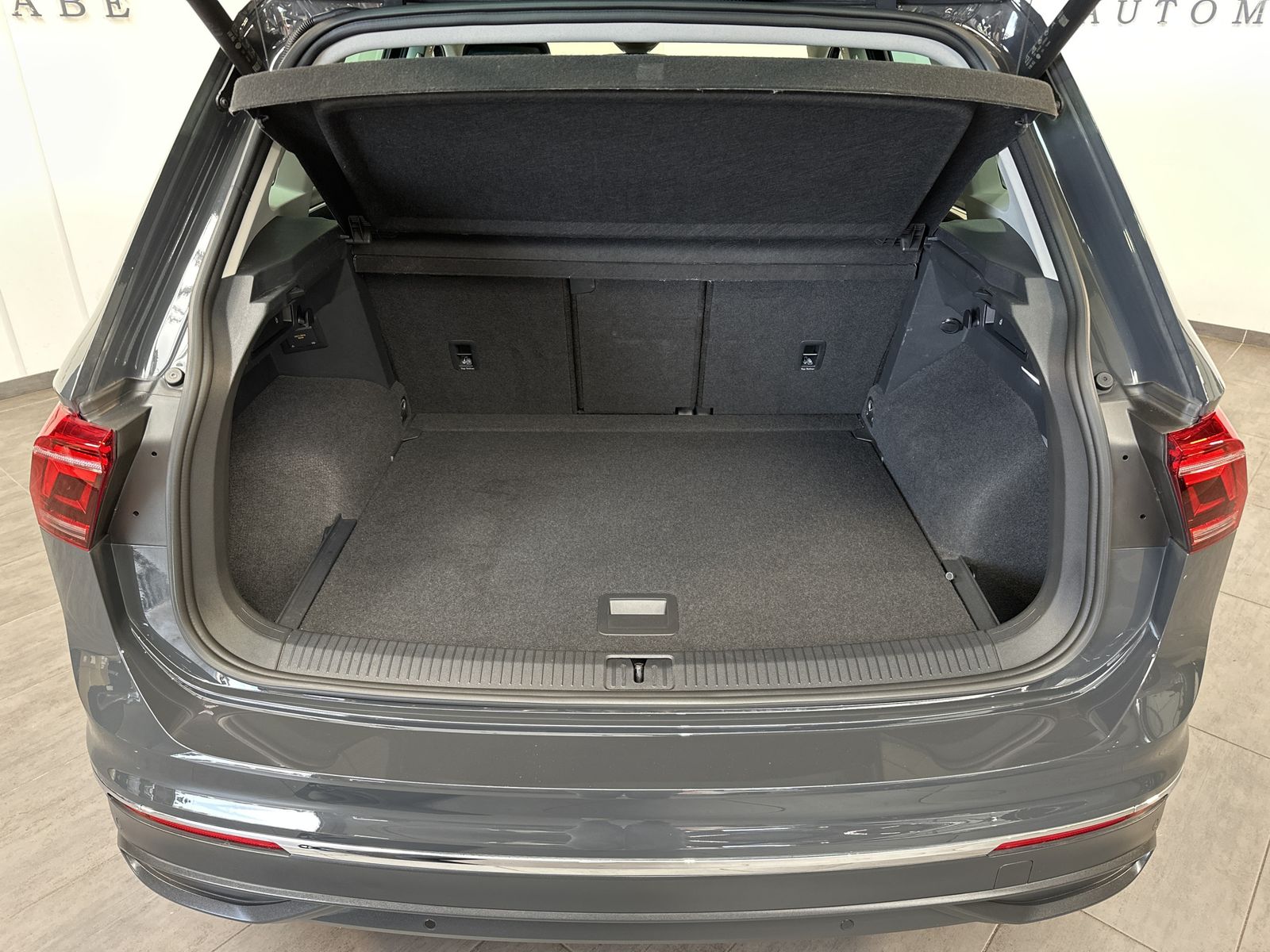 Fahrzeugabbildung Volkswagen Tiguan 2.0 TDI DSG Sport NAV+LED+PANO+ACC+KAM+VC