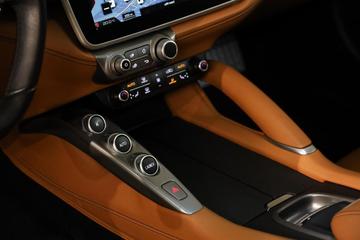 صورة مصغرة 33 لـ 2017 Ferrari GTC4LUSSO