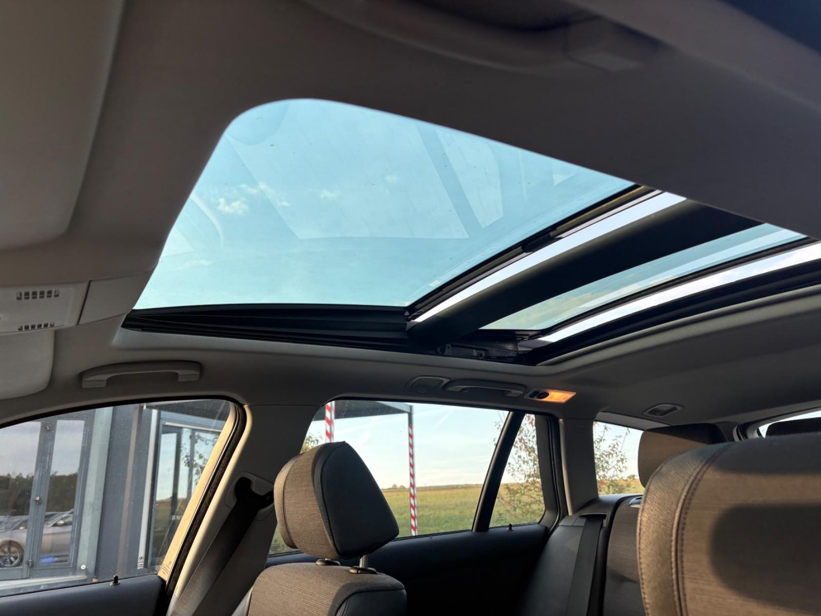 BMW 330xi Touring 272 ch 6 cylindres xDrive • Boîte manuelle 6 • Toit pano • GPS • Xénon • Radars AV/AR