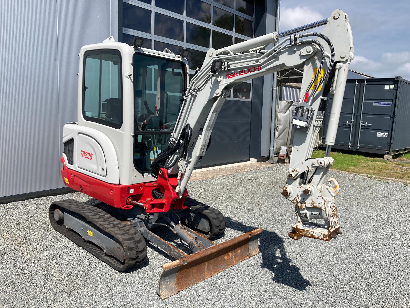Takeuchi TB 225 V3
