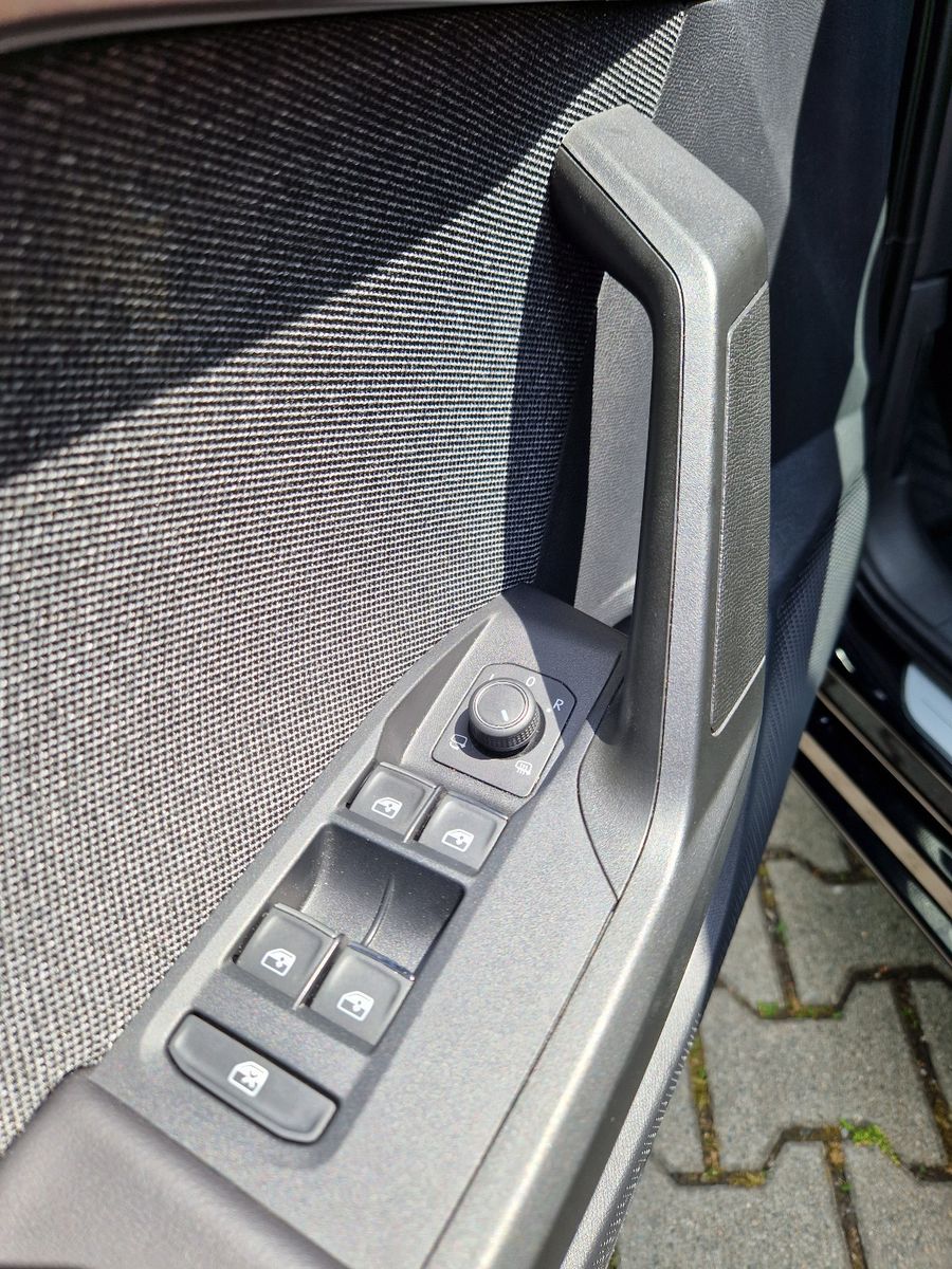 Fahrzeugabbildung SEAT Leon 1.5 TSI DSG Xcellence NAVI LED