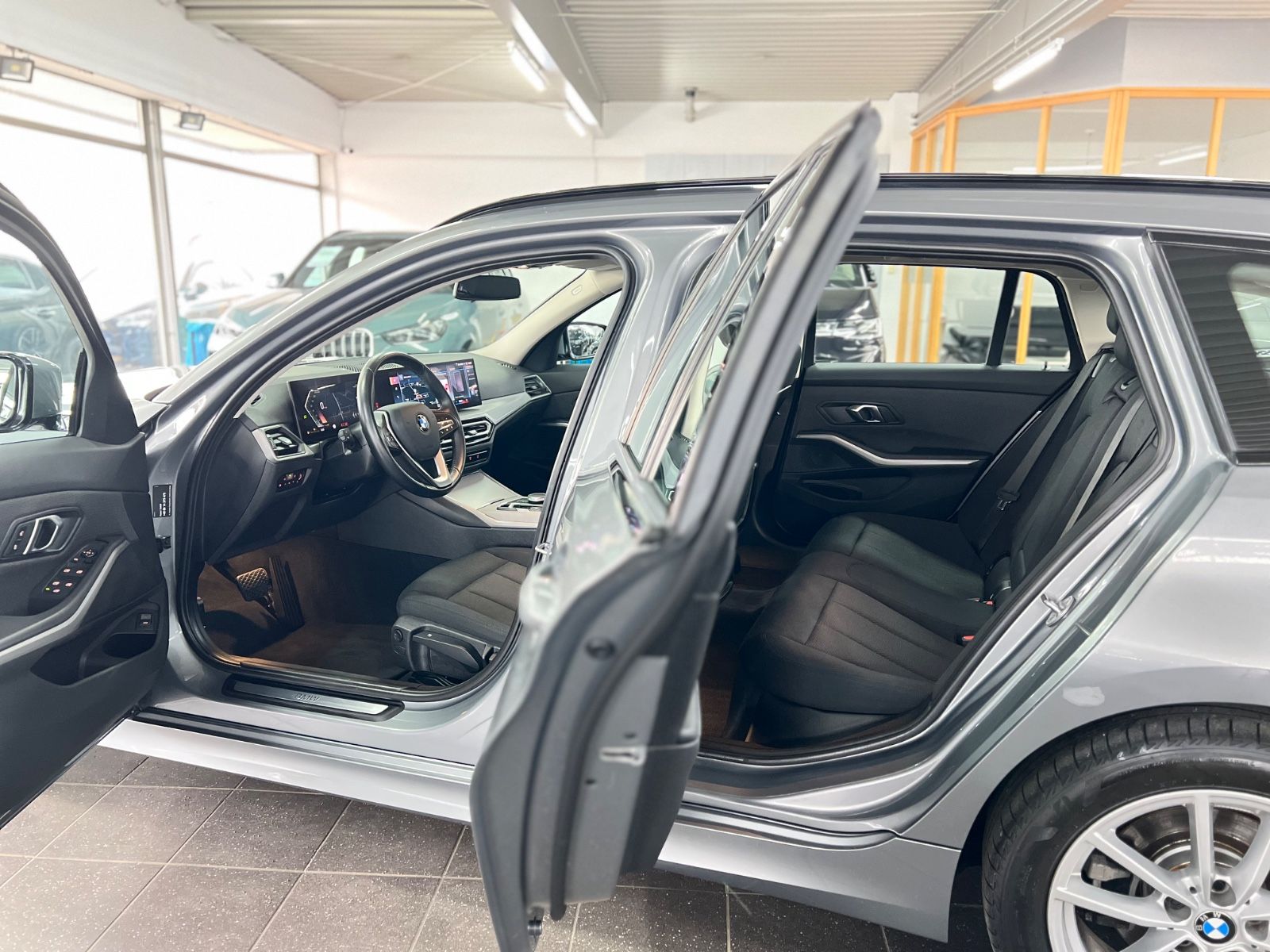 BMW 320d Touring xDrive III Driving Assistant III foto 24