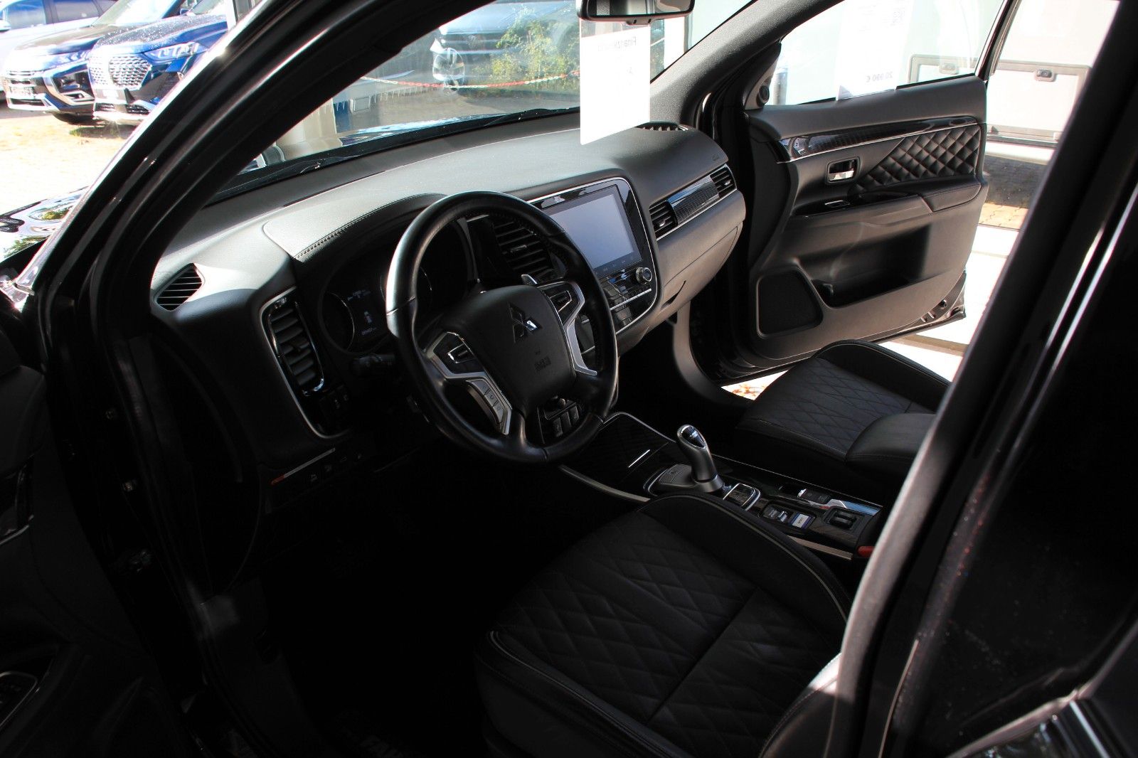 Fahrzeugabbildung Mitsubishi Outlander PHEV 4WD Plus Spirit