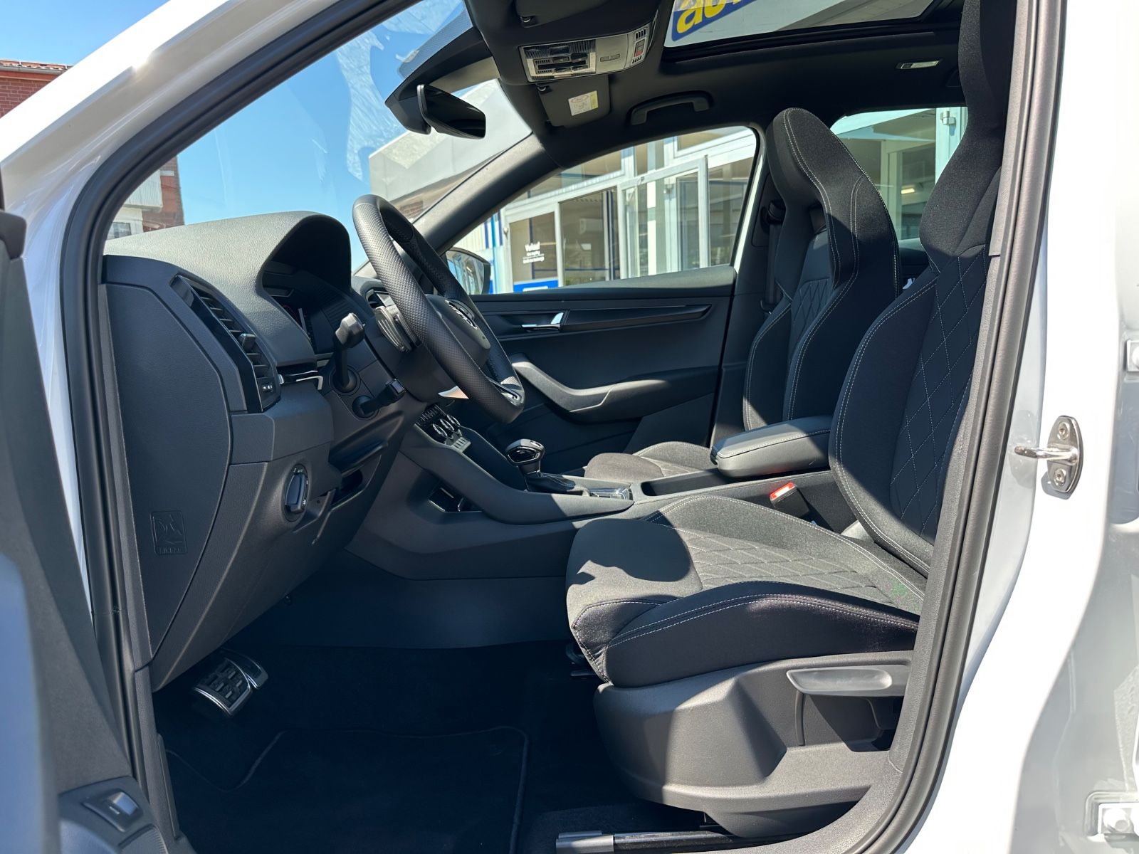 Fahrzeugabbildung SKODA Karoq 1.5 TSI Sportline DSG Pano/AHK/Navi/Matrix