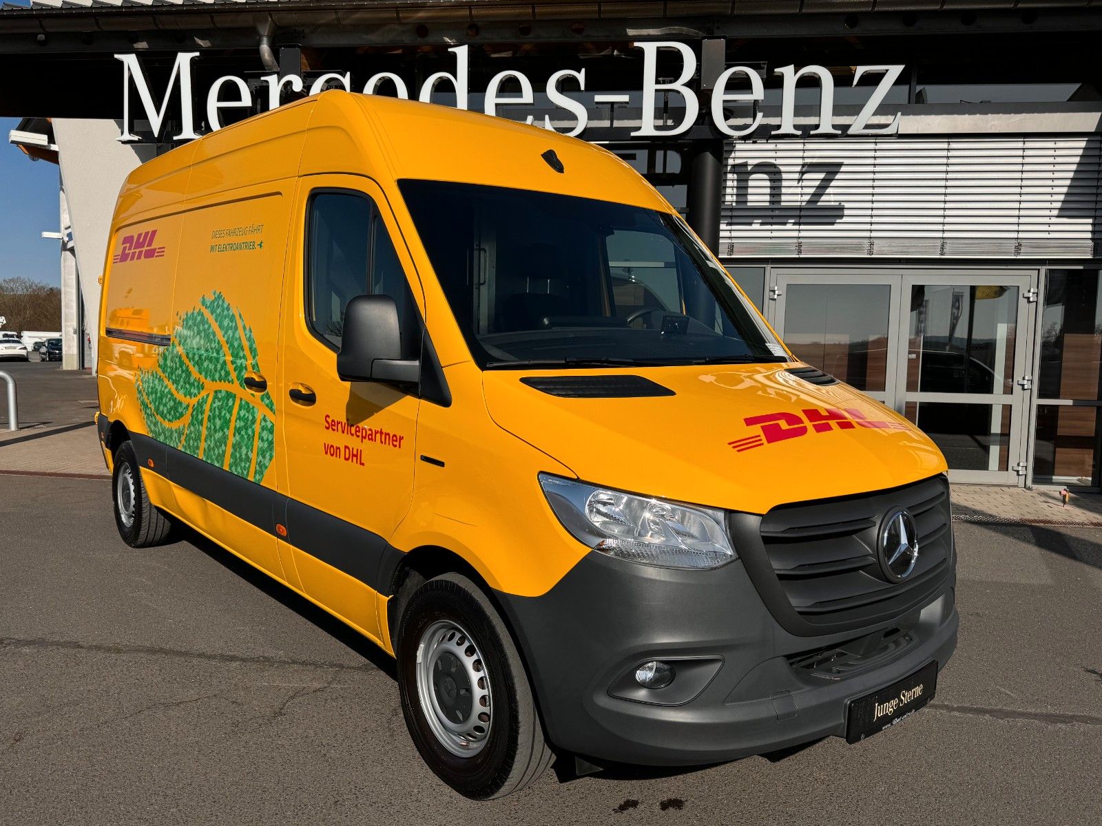Fahrzeugabbildung Mercedes-Benz eSprinter 312 DHL Regal KEP-Ausbau