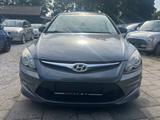 Hyundai i30 cw FIFA WM Edition - Hyundai i30 aus 2011 mit Benzin-Antrieb: Kombi