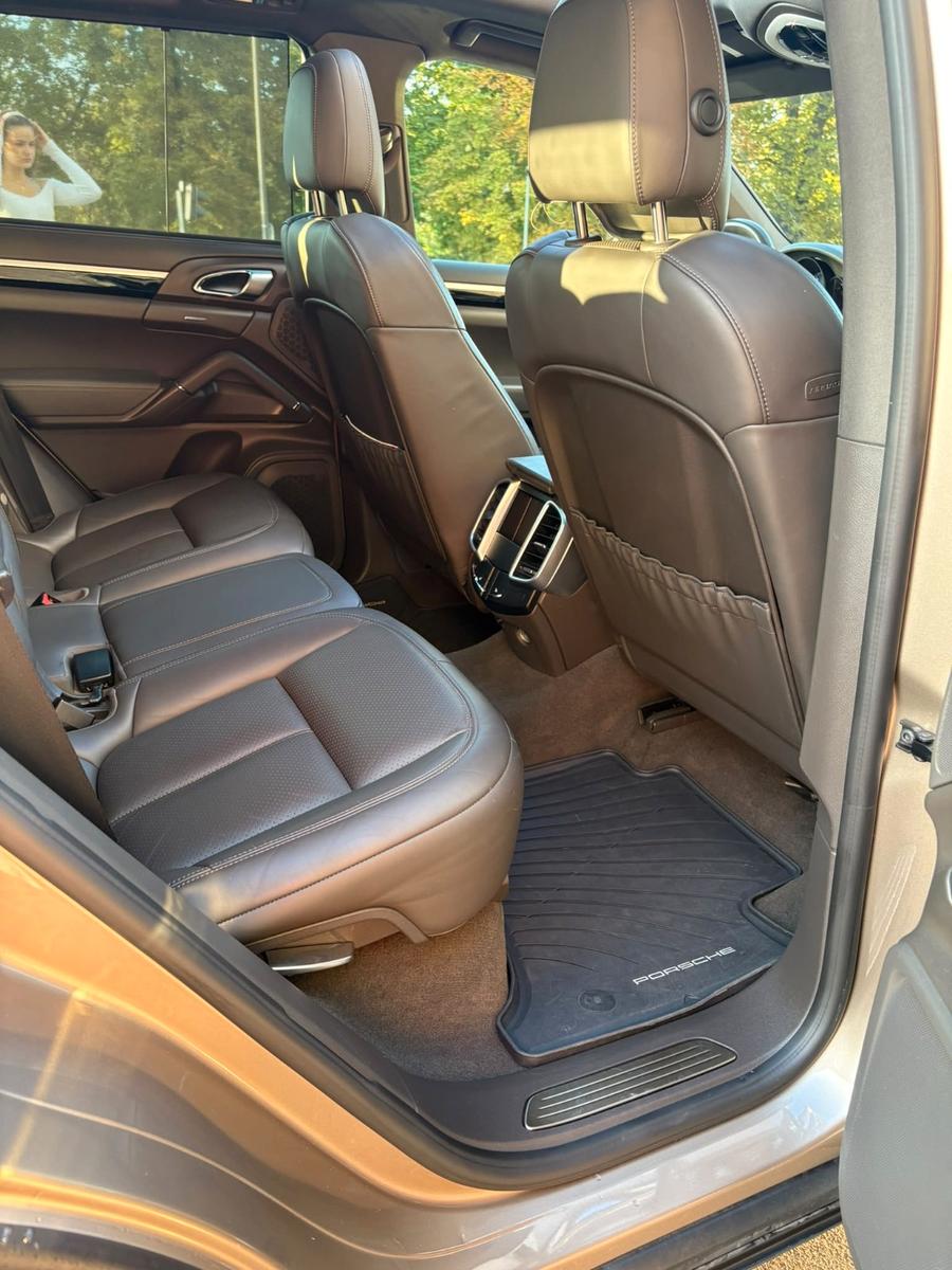 Porsche Cayenne - -