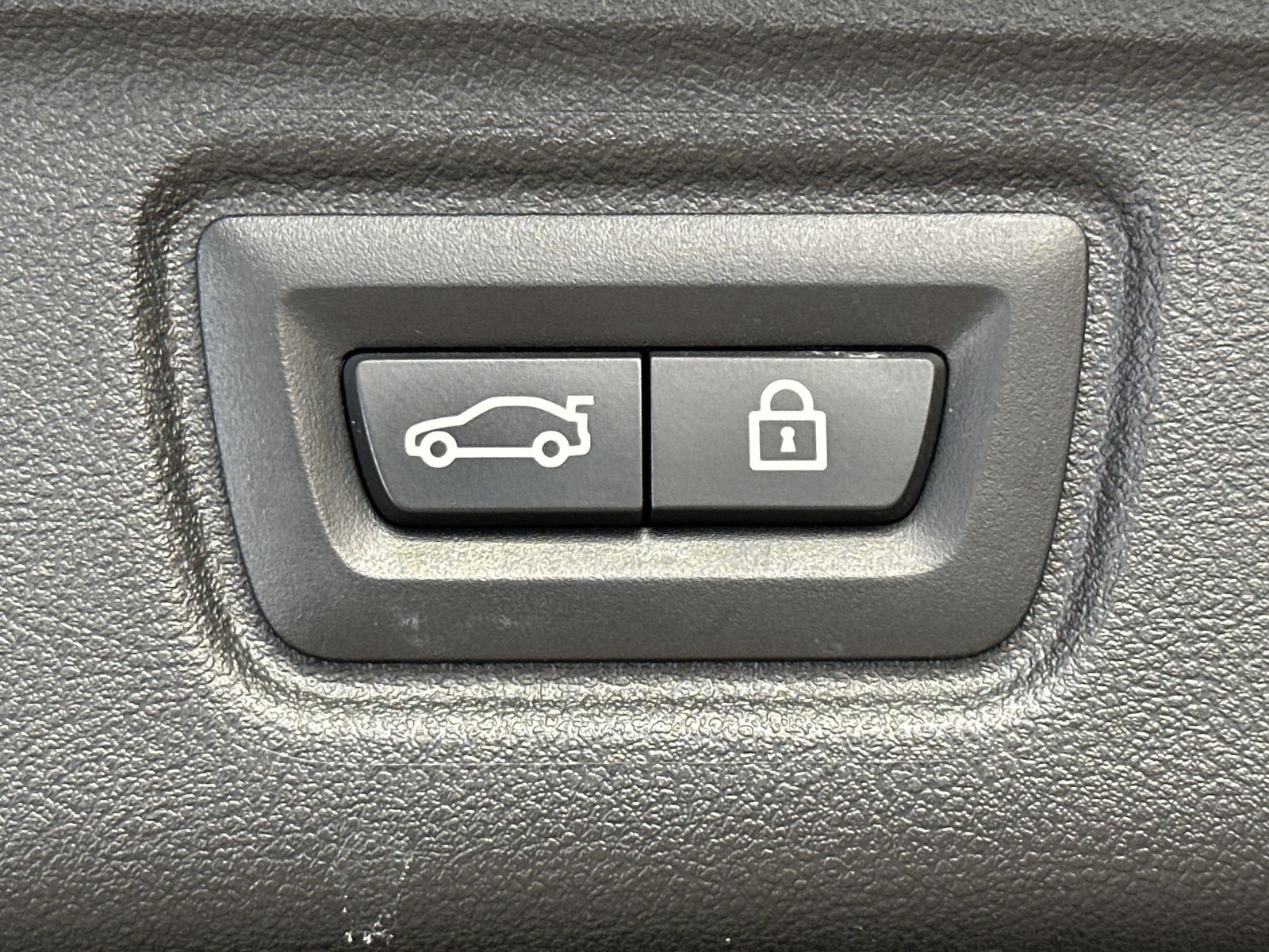 Fahrzeugabbildung BMW 320d Touring M-Sport NAV+LED+ACC+PANO+H&K+KAMERA