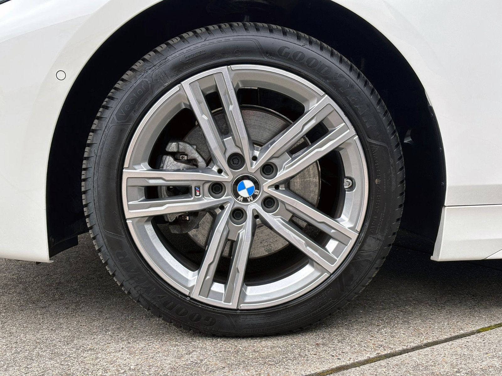 Fahrzeugabbildung BMW 118i M-Sport Steptronic LED KAM PDC AMBI CarPlay