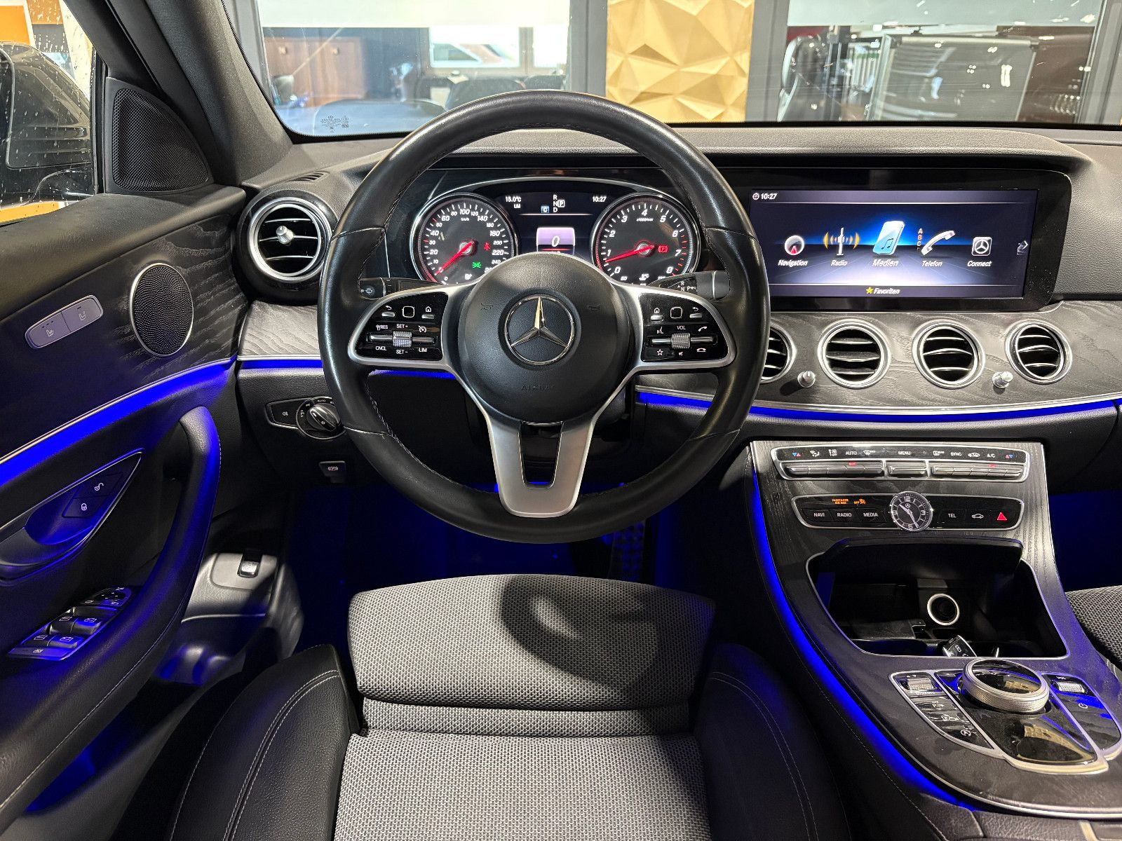 Fahrzeugabbildung Mercedes-Benz E 200 Lim./PANO/AMBIENTE/APPLE/SHZ/KLIMA/
