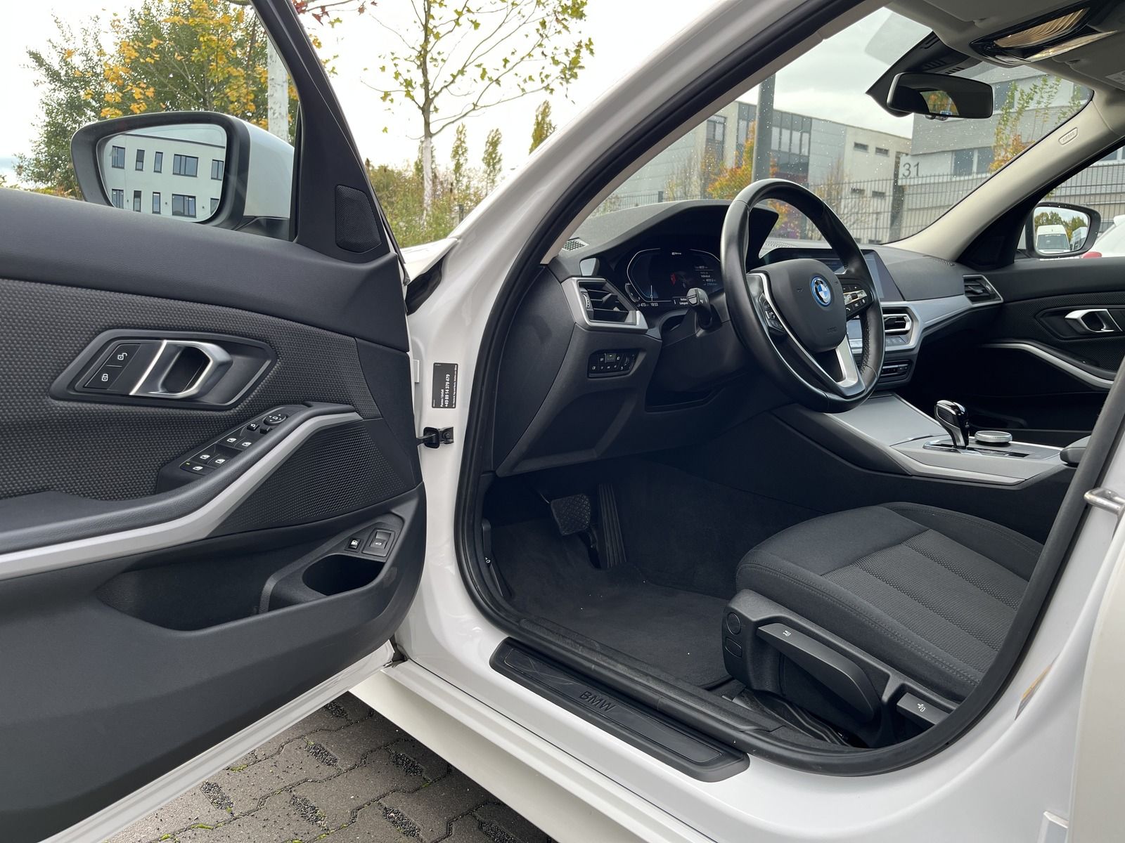 BMW 330 e Advantage | Navi | DAB | LED |Sitzheizung foto 9