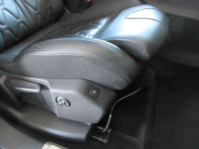 Fahrzeugabbildung Peugeot 5008 GT-LINE 1.2T LED/NAV/SHZ/PDC/360°/LEDER/AHK