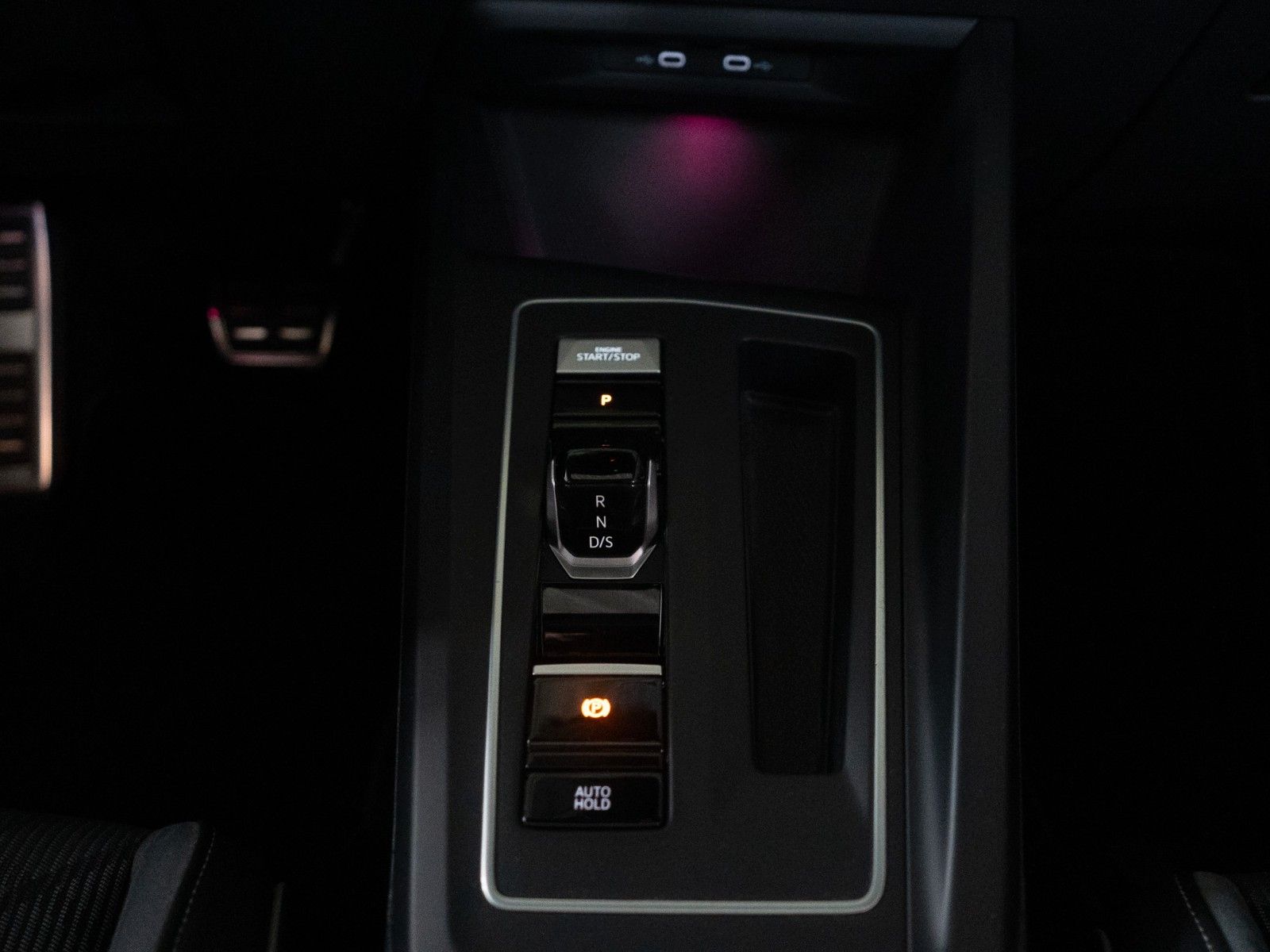 Fahrzeugabbildung Volkswagen Golf VIII Lim. R-Line eTSI AUTOM./STANDHZG./IQ-L