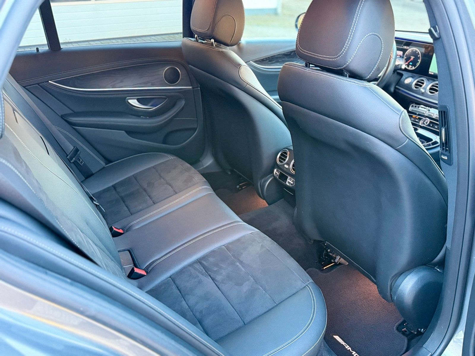 Fahrzeugabbildung Mercedes-Benz E 300 de T AMG+DISTRONIC+LENKASSI+360°+AHK+AMBIE