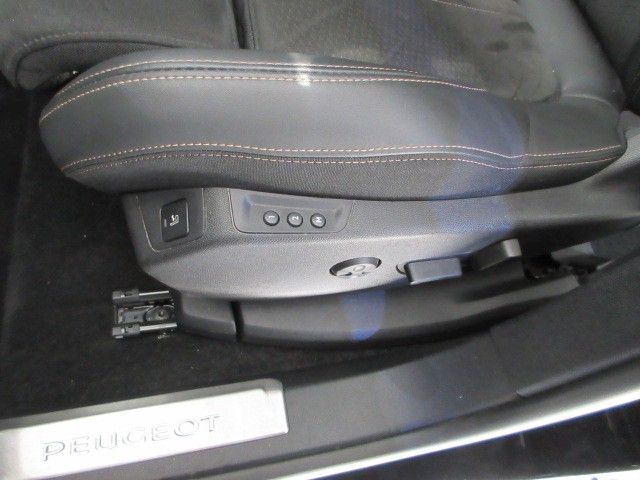Fahrzeugabbildung Peugeot 5008 GT 1.5D NAVI/LED/SHZ/LEDER/MASSAGE/PARKASS